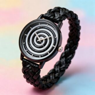 Montre avec un bracelet tressé en réglisse et cadran en réglisse spirale noire et blanche